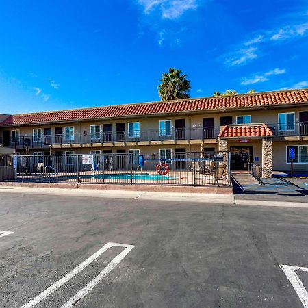 Econo Lodge Inn & Suites Escondido Downtown מראה חיצוני תמונה