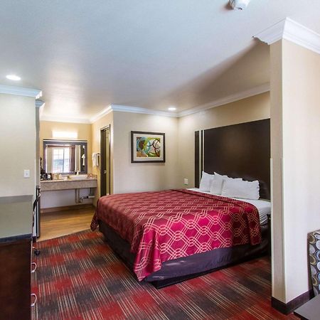 Econo Lodge Inn & Suites Escondido Downtown מראה חיצוני תמונה