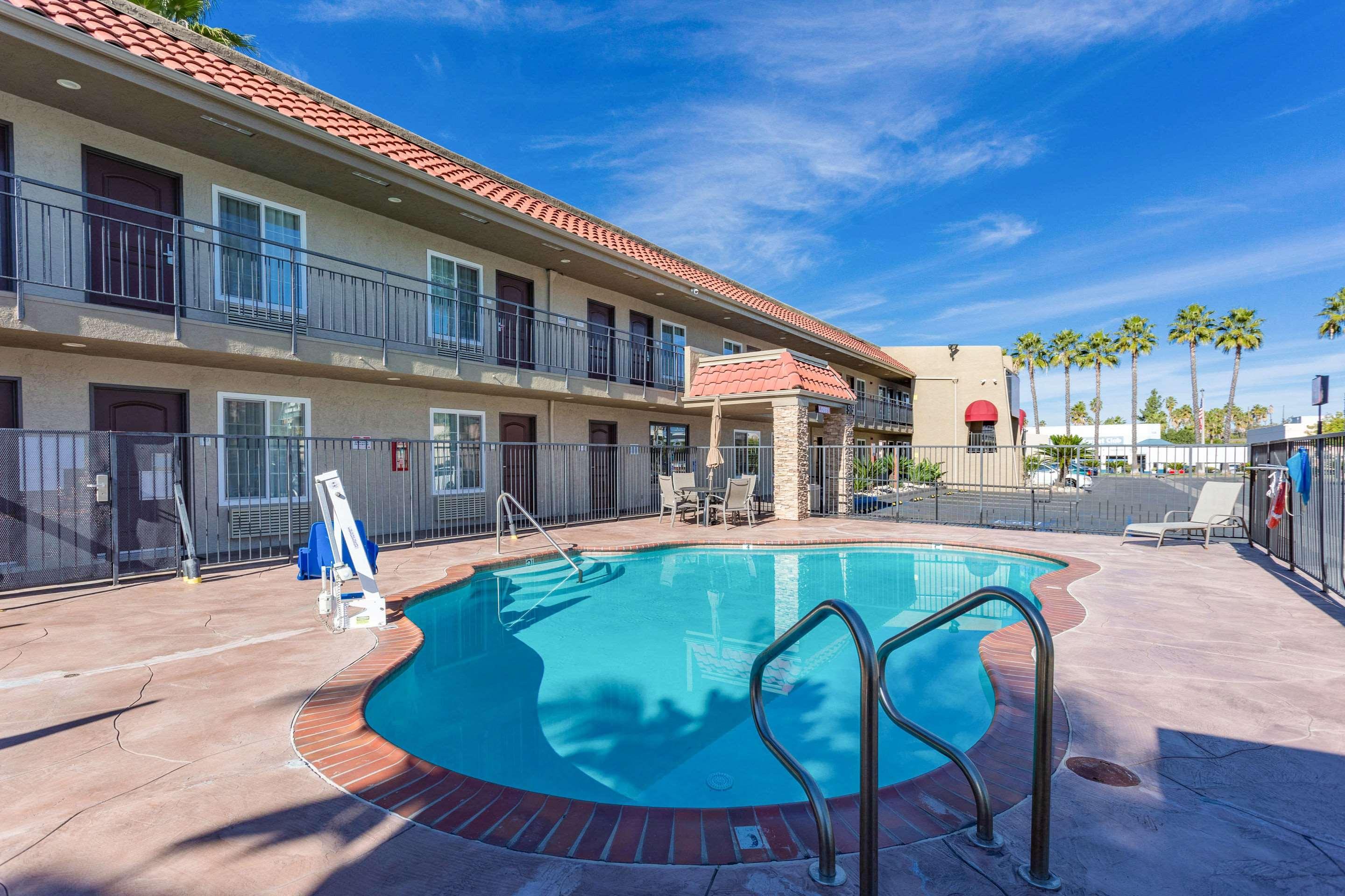 Econo Lodge Inn & Suites Escondido Downtown מראה חיצוני תמונה