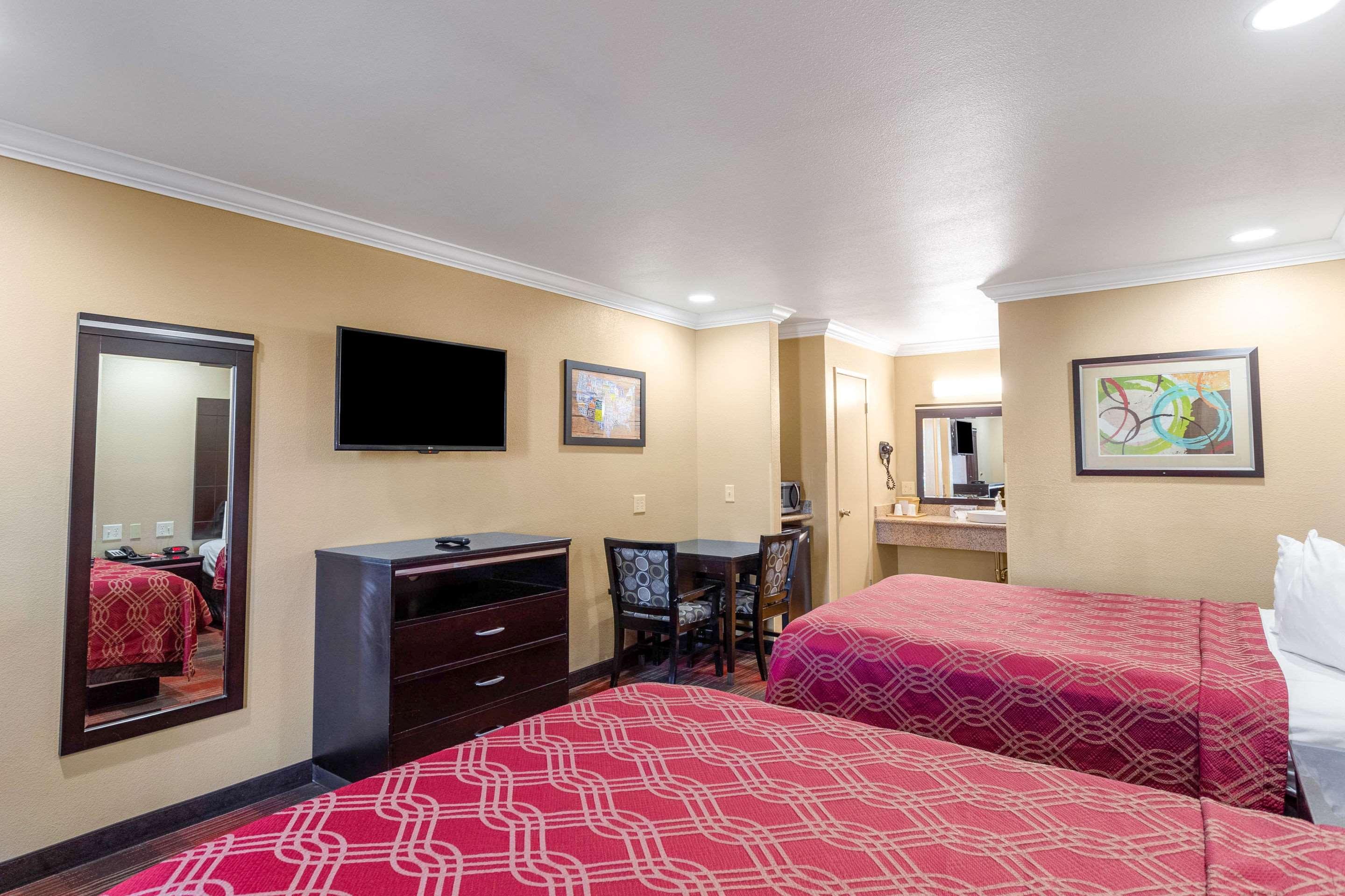 Econo Lodge Inn & Suites Escondido Downtown מראה חיצוני תמונה