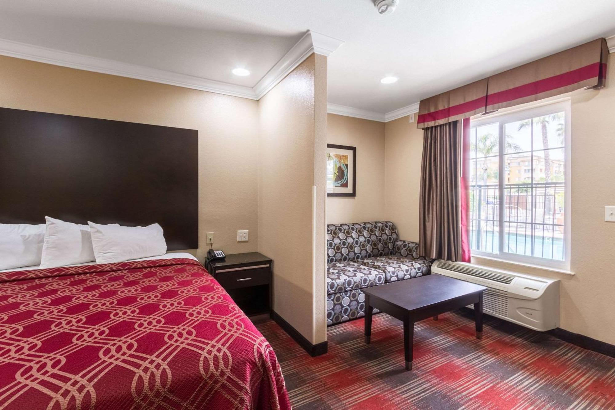 Econo Lodge Inn & Suites Escondido Downtown מראה חיצוני תמונה