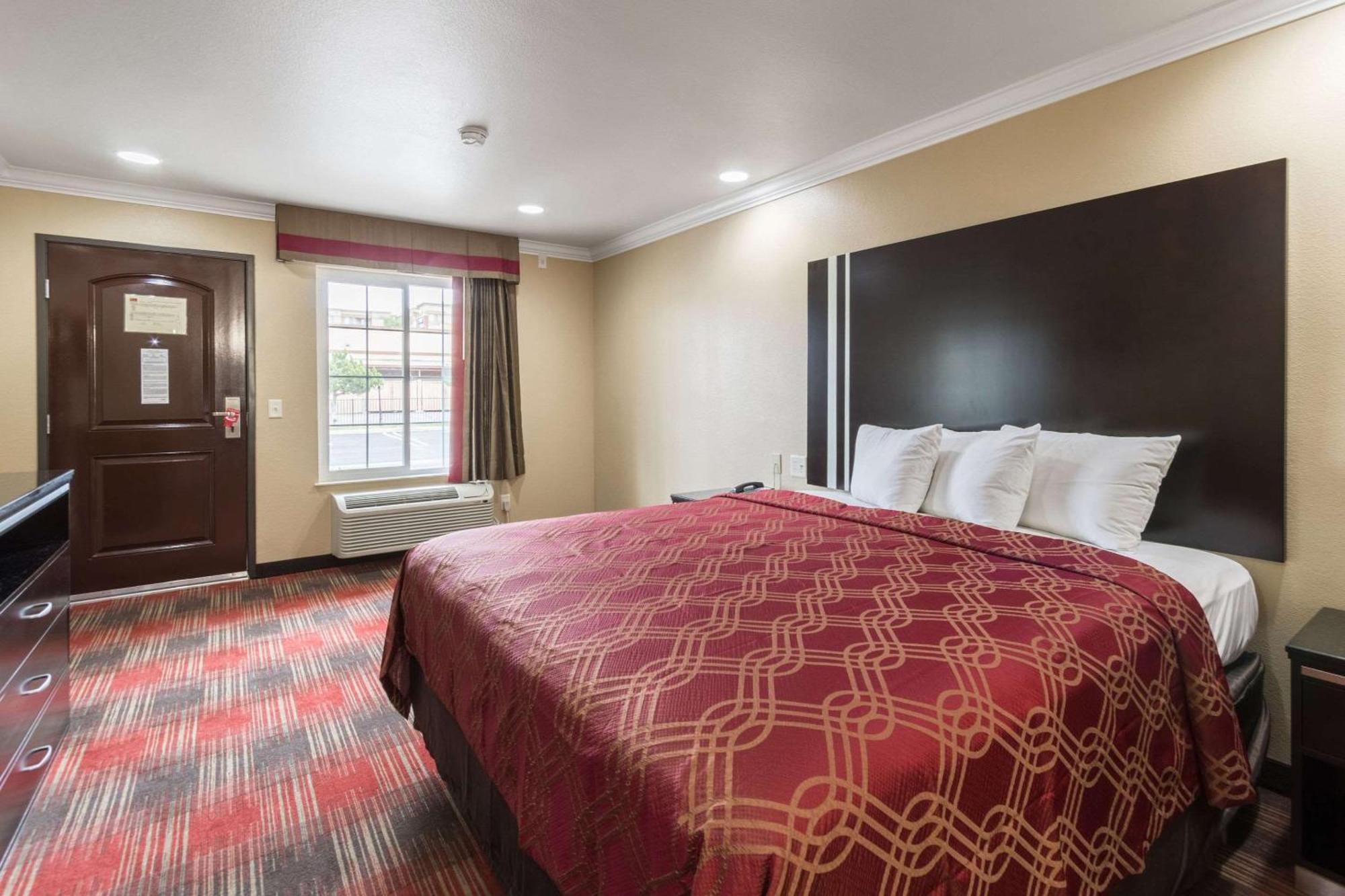 Econo Lodge Inn & Suites Escondido Downtown מראה חיצוני תמונה